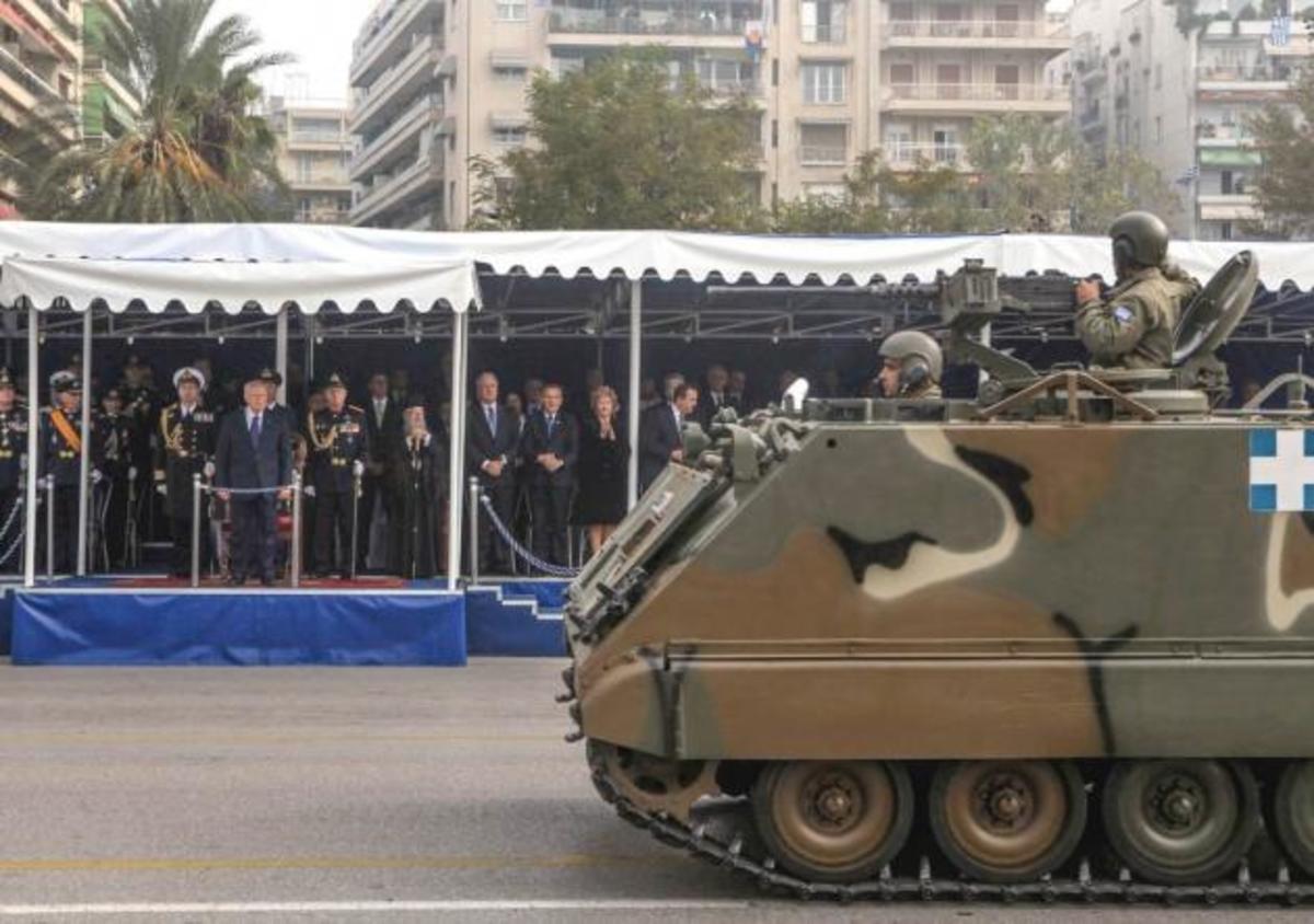 Παρέλαση:”Ποιοι είναι όλοι αυτοί οι επίσημοι”; Ένας υποναύαρχος ρωτά