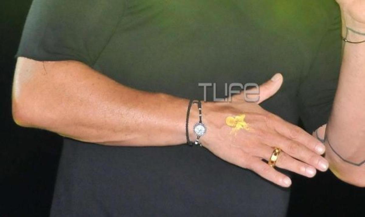 Έλληνας τραγουδιστής έκανε χρυσό τατουάζ!