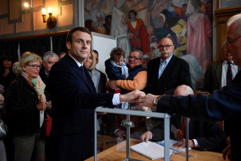 Γαλλικές εκλογές – Τα πρώτα αποτελέσματα: Που σαρώνει ο Μακρόν, που “βυθίζεται” η Λε Πεν
