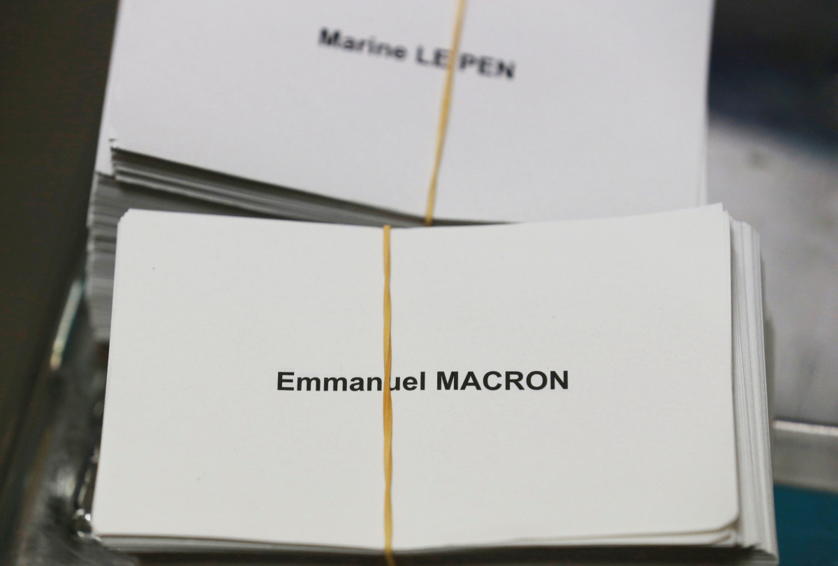 Γαλλία – Εκλογές: Αφόδευσε πάνω σε… Μακρόν και Λε Πεν! [pic]