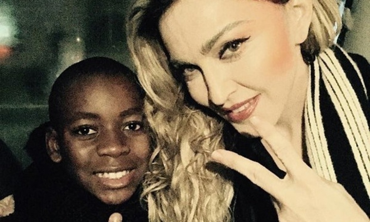 Μεταμεσονύχτια μίνι συναυλία της Madonna με το γιο της στην Place de la Republique! ΒΙΝΤΕΟ