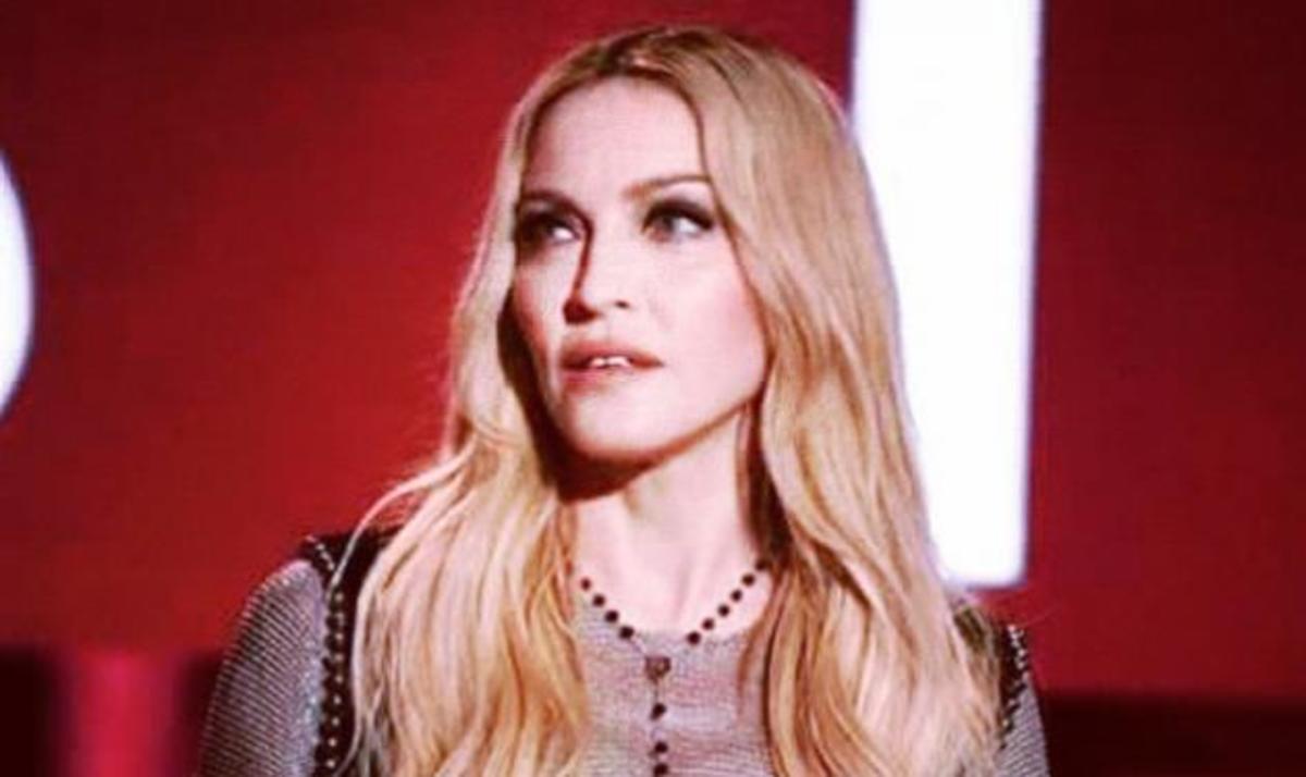 H Madonna γυμνόστηθη και ένας άντρας ακουμπάει το στήθος της!