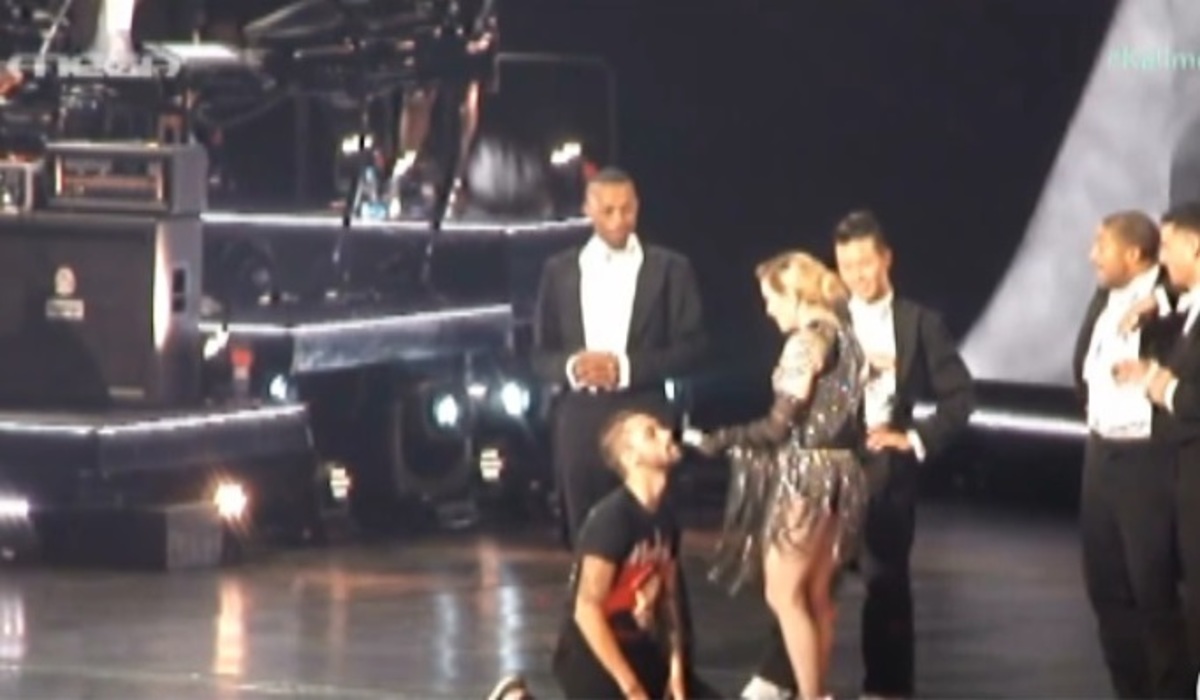 H Madonna τράβηξε πάνω στη σκηνή έναν Έλληνα! Χόρεψαν και του έδωσε το μικρόφωνο