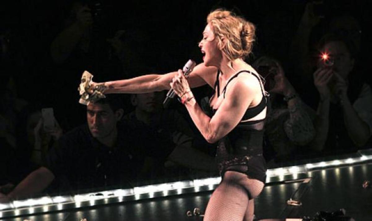 Madonna: Έδειξε τα οπίσθιά της! Φωτογραφίες και video
