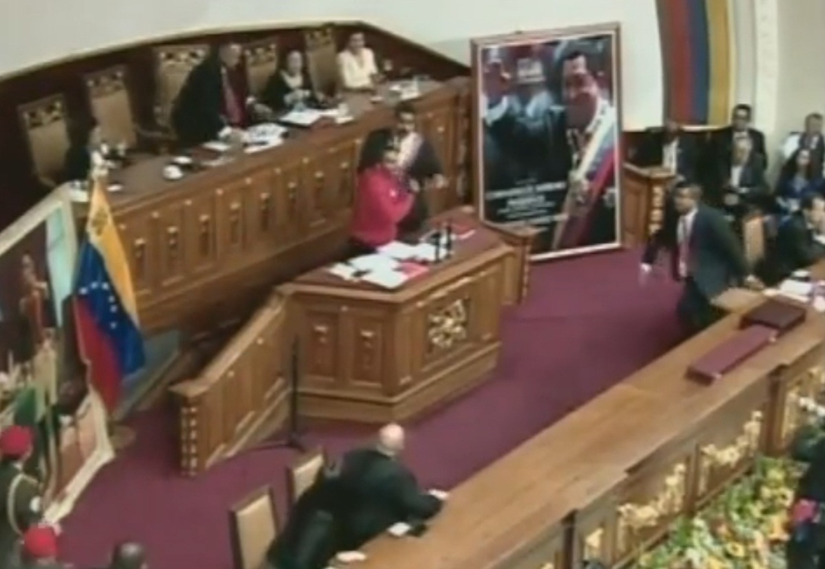Ποιος είναι ο άνδρας που όρμηξε στον πρόεδρο της Βενεζουέλας μέσα στη Βουλή – ΒΙΝΤΕΟ