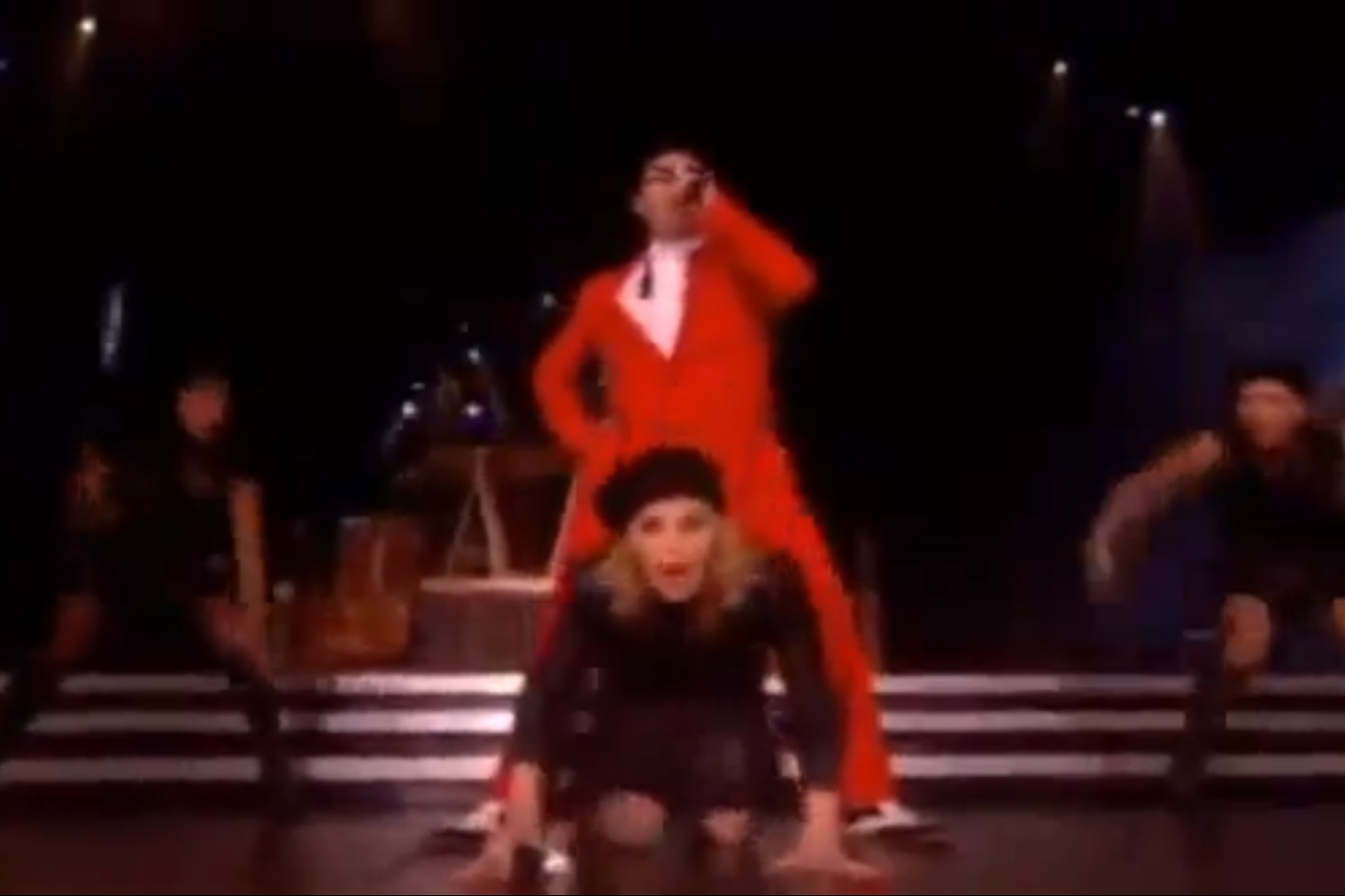 H Madonna υπέκυψε στον ρυθμό του Gangnam Style! O PSY αναδύθηκε στη σκηνή της!