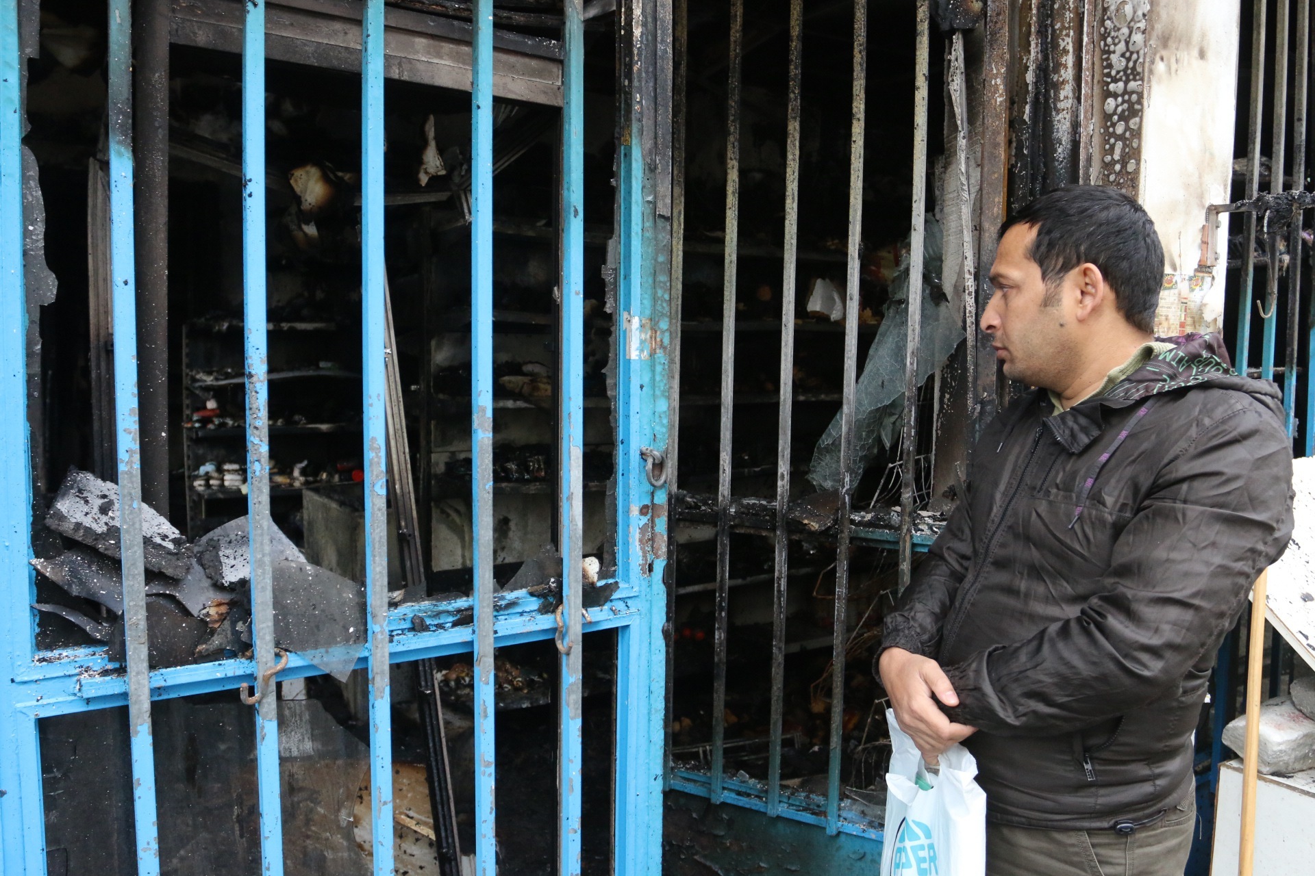 Ηράκλειο: Όλη η πόλη στο πλευρό του Μπαγκλαντεσιανού που έπεσε θύμα ρατσιστικής επίθεσης – Ξαναστήνουν το μίνι μάρκετ (ΒΙΝΤΕΟ)