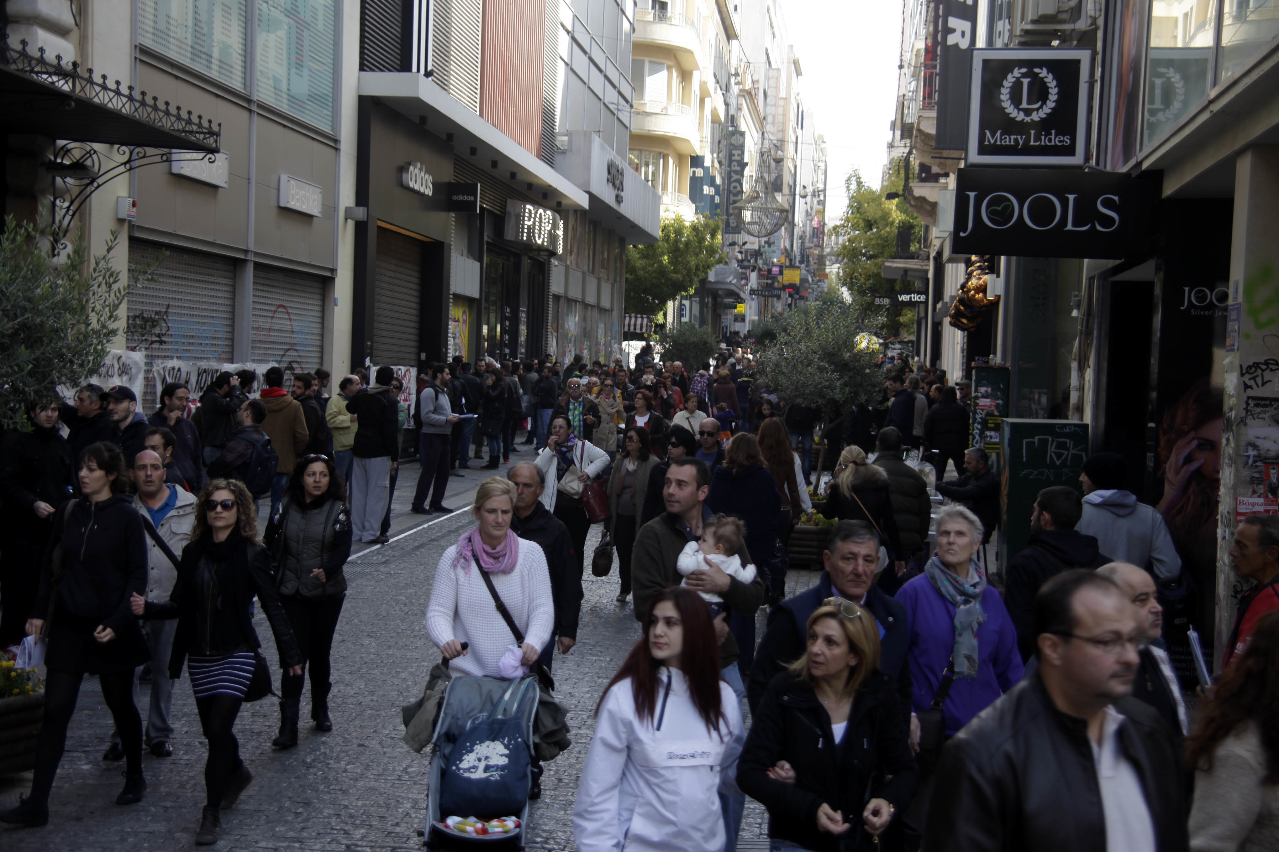 Κυριακή στα μαγαζιά: Μοίρασαν φυλλάδια, όχι σφαλιάρες!