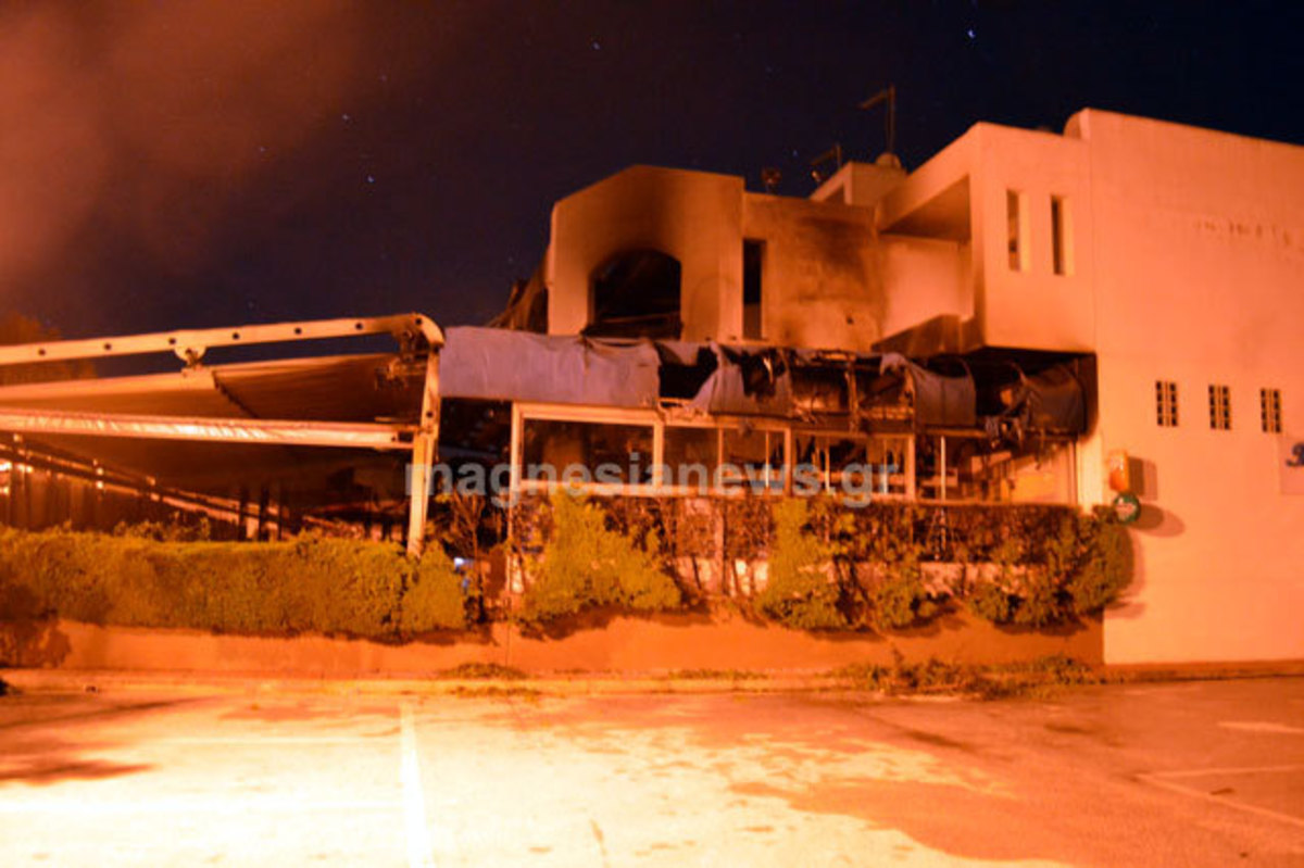 Στάχτες έγινε γνωστό καφέ μπαρ στο Βόλο (ΦΩΤΟ)