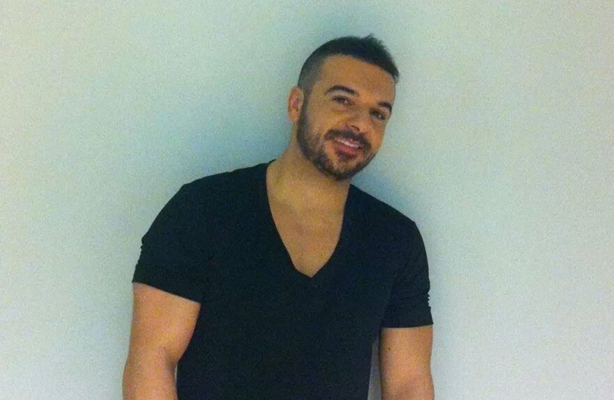 Αγνώριστος ο Τριαντάφυλλος μέσα σε λίγες ώρες! Τι συνέβη στον τραγουδιστή;