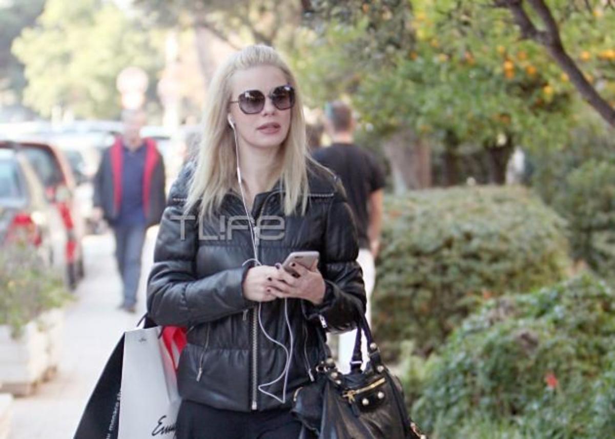 Ζέτα Μακρυπούλια: Έβαλε αθλητικά παπούτσια και πήγε για ψώνια στη Γλυφάδα