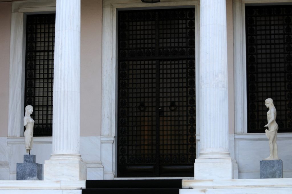 Υπουργοί αλλάζουν τα ραντεβού τους για να δουν τον Ολυμπιακό