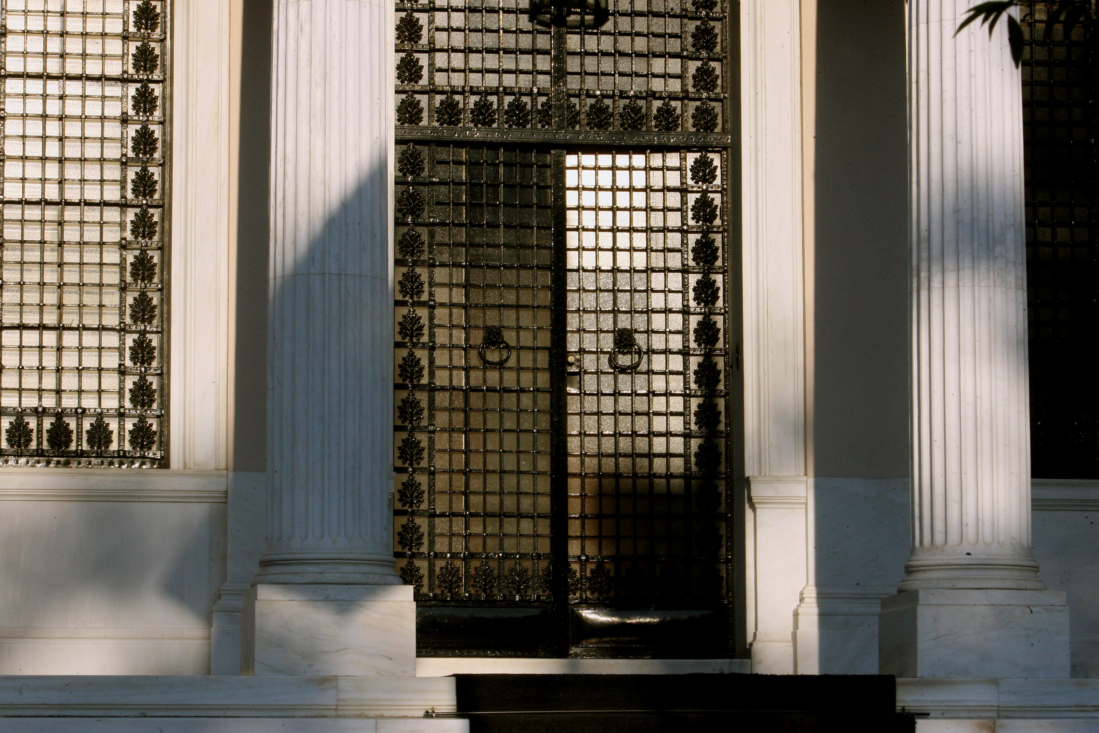 Πέμπτη απόγευμα νέα σύσκεψη των πολιτικών αρχηγών – Η τρόικα ζητά νέες θυσίες και περισσότερες περικοπές σε μισθούς και συντάξεις