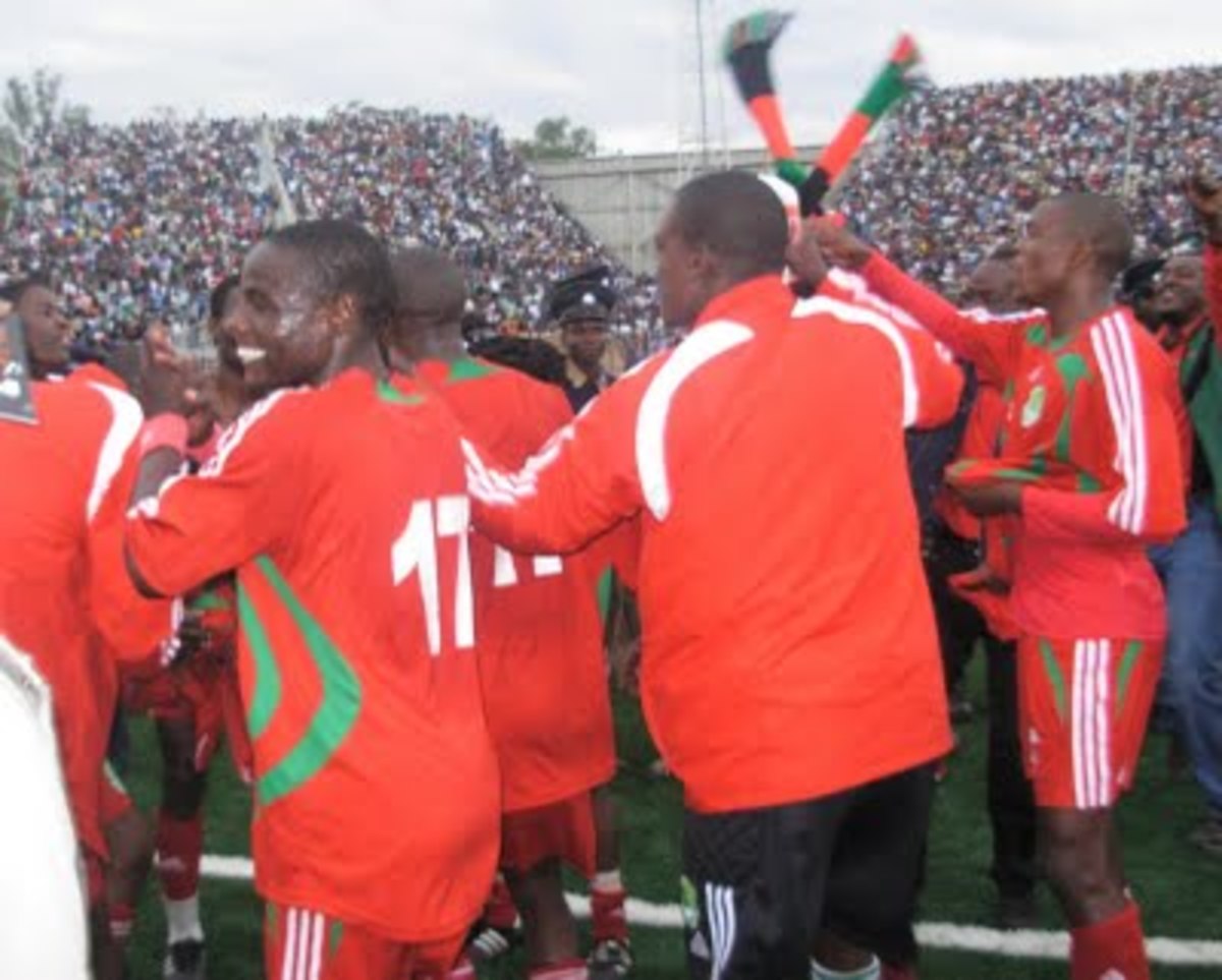 Οι παίκτες της Εθνικής ομάδα του Μαλάουι πανηγυρίζουν τη μεγάλη νίκη επί της Αλγερίας.