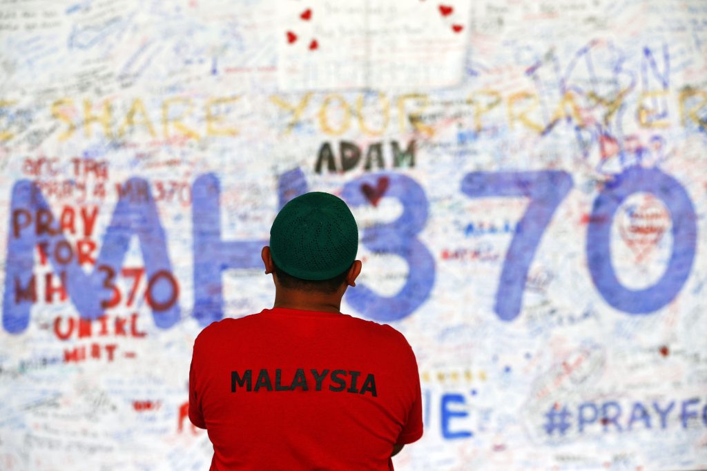 Μέσα από το πιλοτήριο η αλλαγή πορείας του Boeing των Malaysian Airlines – Ποιος “μπήκε” στο σύστημα και άλλαξε το σχέδιο πτήσης