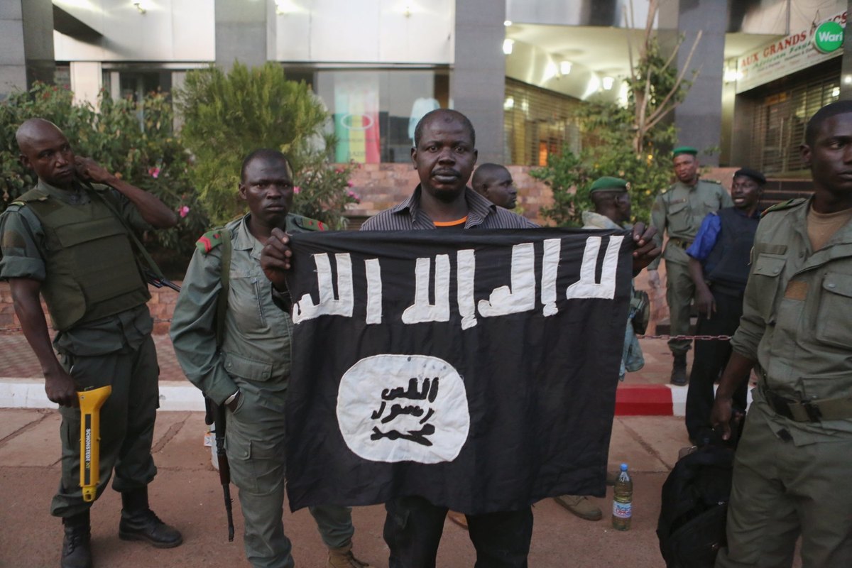 Οι αρχές του Μάλι δείχνουν την σημαία που πιστεύεται ότι ανήκει στους τζιχαντιστές που επιτέθηκαν στο ξενοδοχείο - Φωτό Reuters
