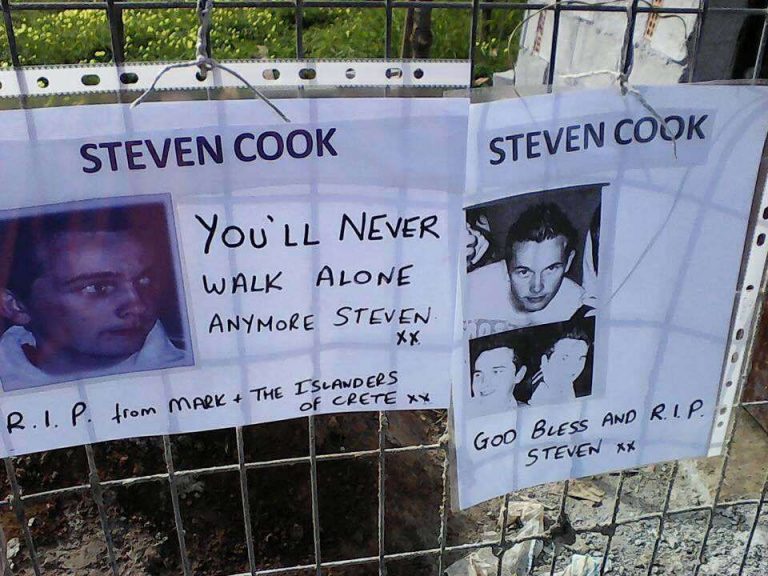 Στίβεν Κουκ: Λουλούδια και μηνύματα στο σημείο που βρέθηκε ο σκελετός του Βρετανού [pics]
