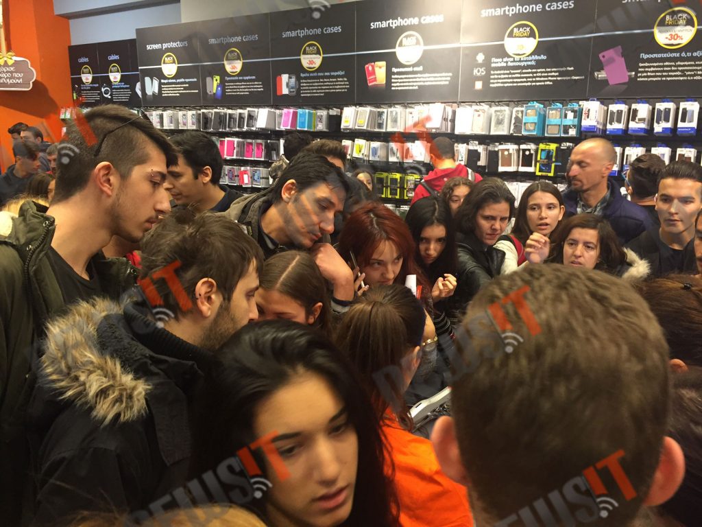 Συνωστισμός στην είσοδο καταστήματος