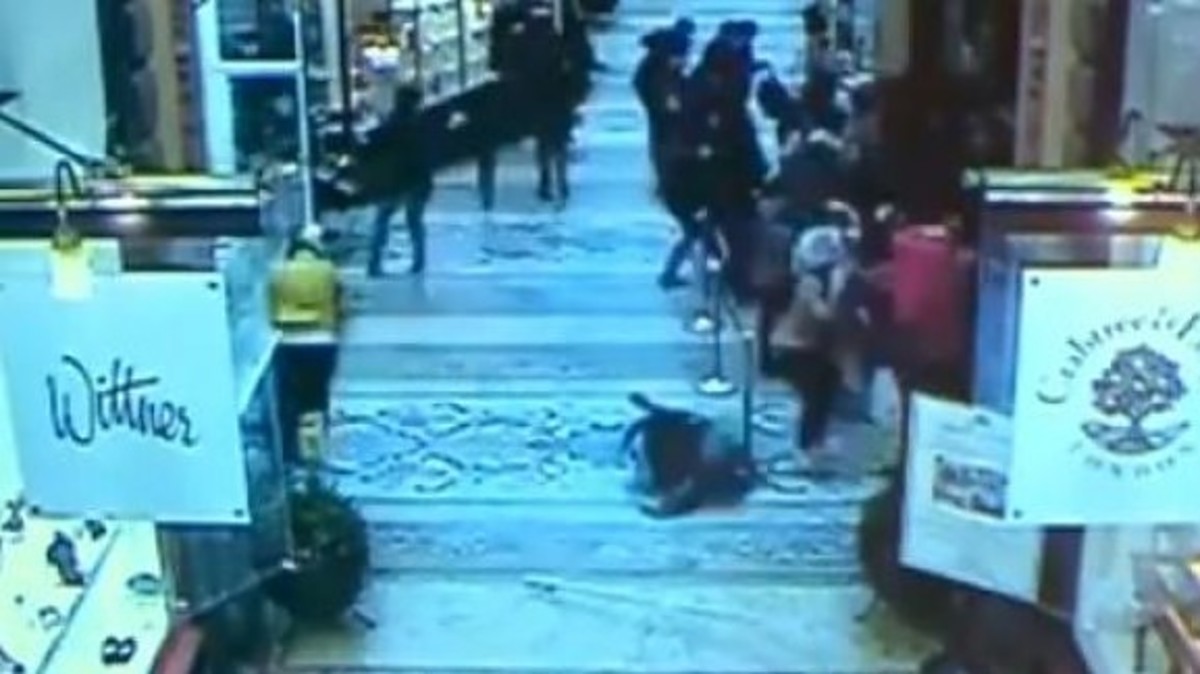 BINTEO από νεαρό που πέφτει σε εμπορικό κέντρο από ύψος 15 μέτρων