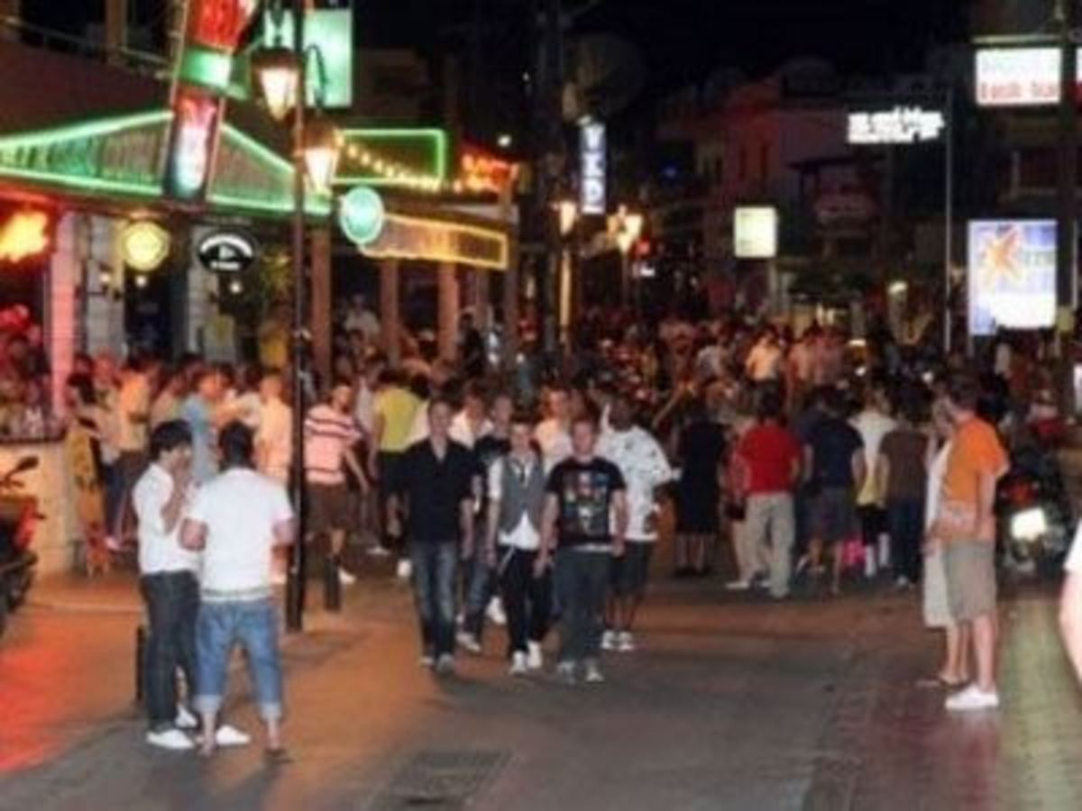 Άφραγκος τουρίστας τα ”έσπασε” σε κατάστημα στα Μάλια