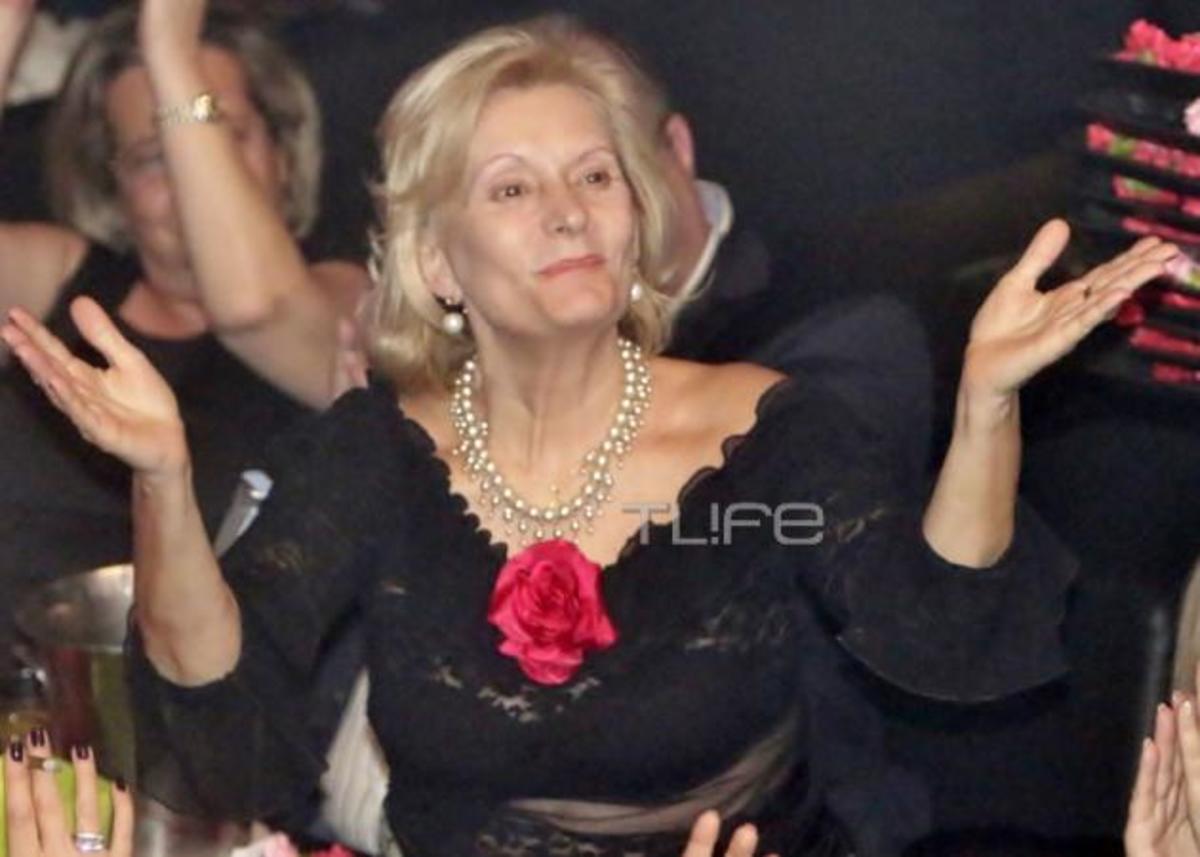 Σε τρελά κέφια η μητέρα της Μενεγάκη! Διασκέδασε στα μπουζούκια με τον Στέλιο Μισόκαλο!