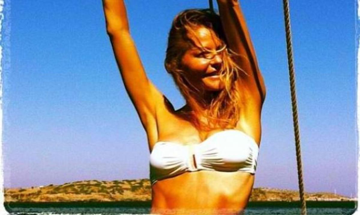 H Τζένη Μπαλατσινού ποζάρει με τις κόρες της!