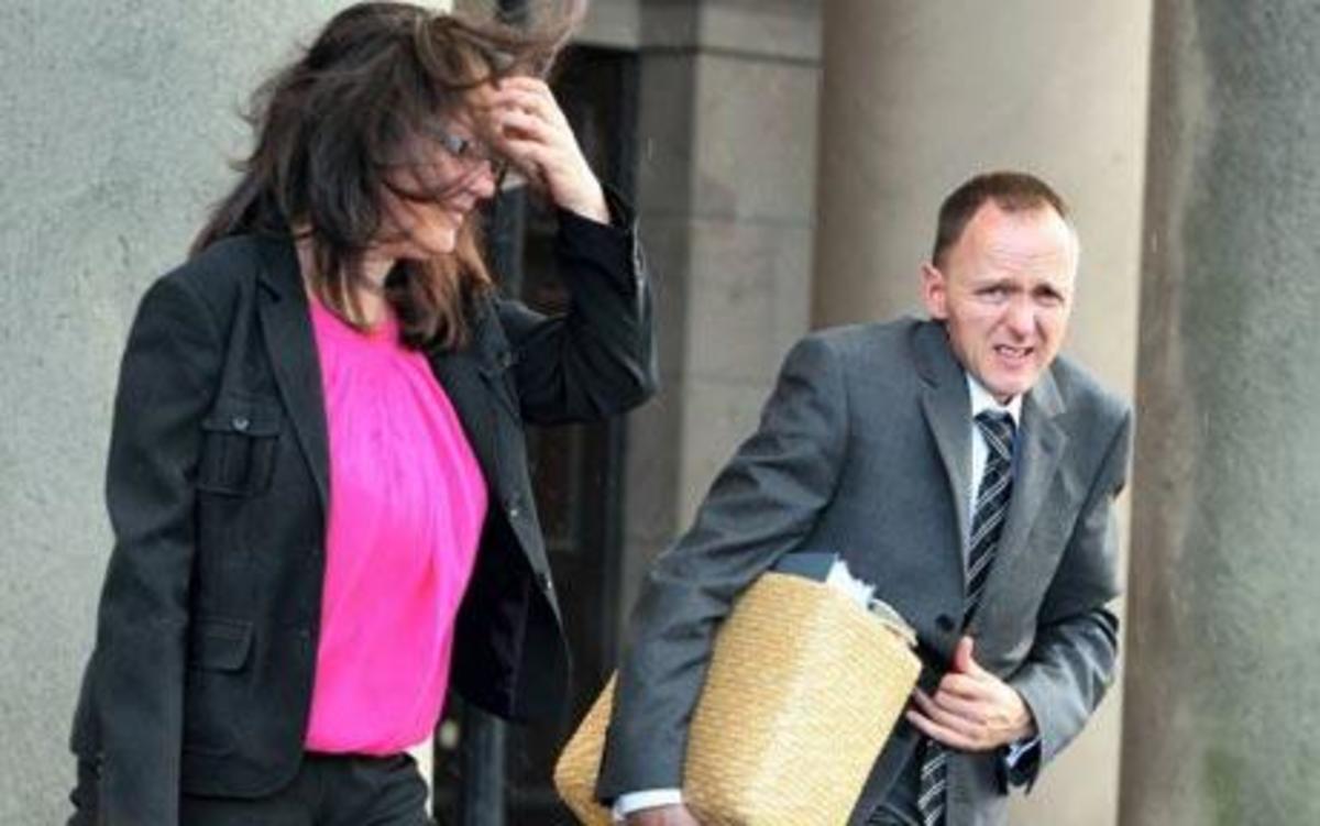 Η μάνα τέρας μαζί με τον σύζυγο της βγαίνουν από το δικαστήριο.  Daily Mail