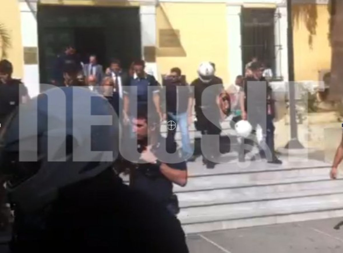 Μεταγωγή μητέρας στον εισαγγελέα