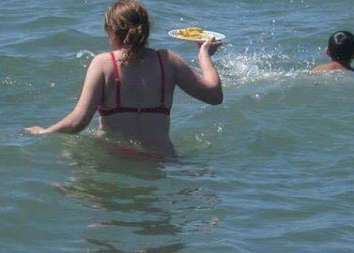 Η Ελληνίδα μάνα με το τάπερ στη θάλασσα κάνει χαμό στο internet!