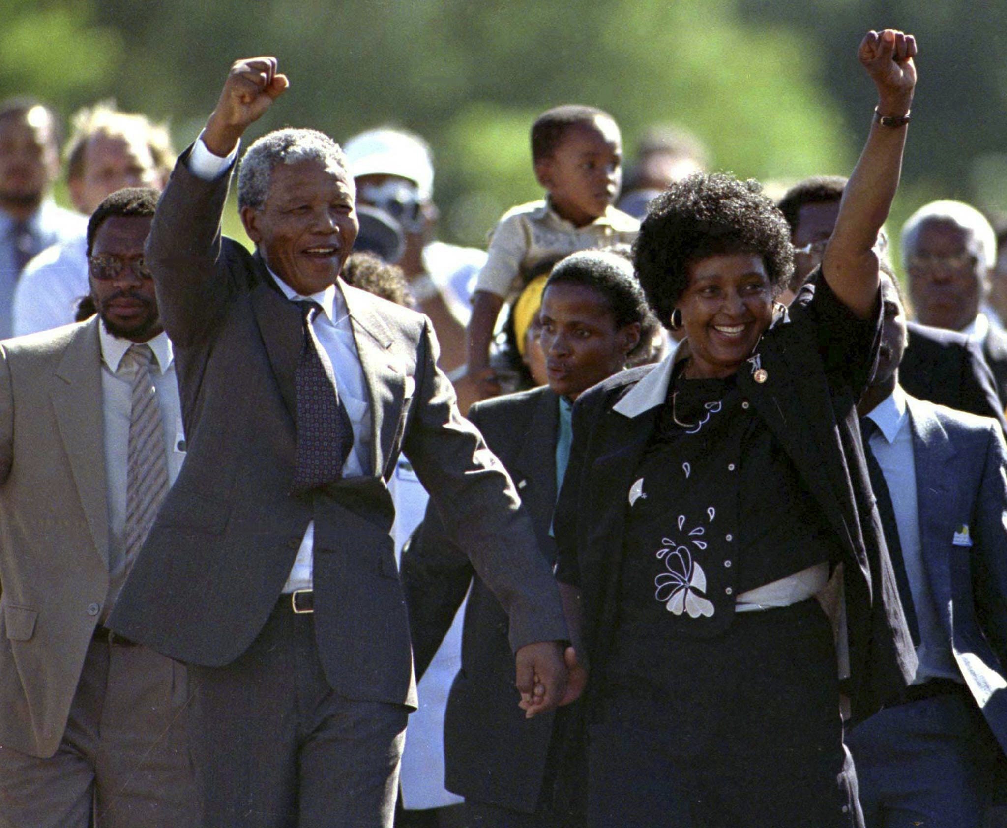 Ο Νέλσον Μαντέλα λεπτά μετά την αποφυλάκιση του στις 11 Φεβρουαρίου 1990. ΦΩΤΟ REUTERS