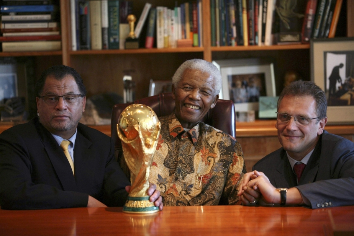 Ο Νέλσον Μαντέλα με το Παγκόσμιο Κύπελλο ΦΩΤΟ REUTERS