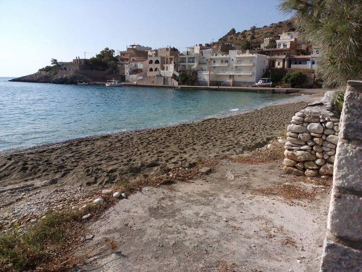 Περιβαλλοντικό «έγκλημα» στην Μάνη – Μετατρέπουν σε πλαζ παραδοσιακή μανιάτικη ακτή
