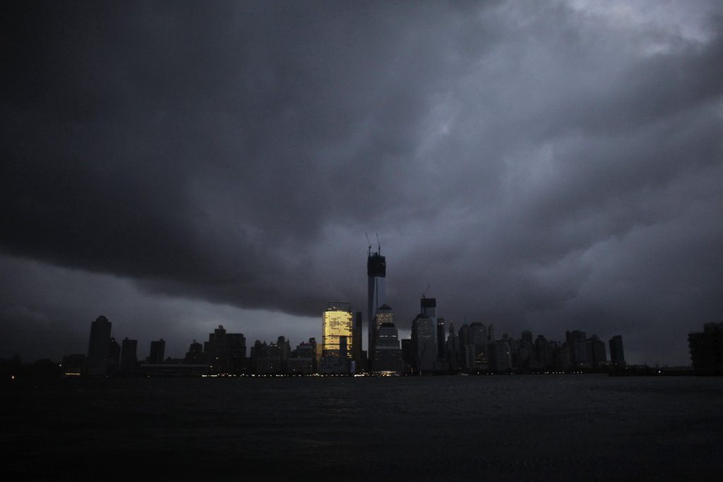 Εικόνες αποκάλυψης με το πρώτο φως της μέρας – Σε κατάσταση “μέγιστης καταστροφής” Νέα Υόρκη και Νιού Τζέρσεϊ – 17 οι νεκροί από το πέρασμα του Sandy