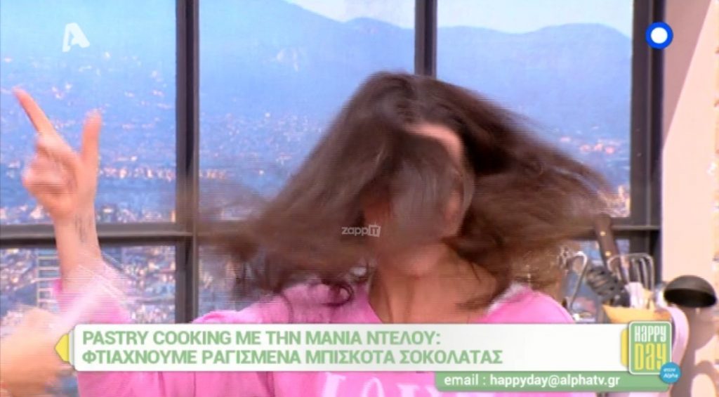 Ξεσάλωσε στην κουζίνα η Μάνια Ντέλου! Χόρευε ξέφρενα πάνω από τα μπισκότα!