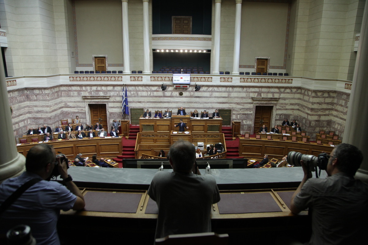 Παραλίγο ξύλο στη Βουλή! Βουλευτής ΣΥΡΙΖΑ: Τι με κοιτάς ρε έτσι, με γουστάρεις; – “Άντε γ@μ…” του απάντησε ο Μανιάτης