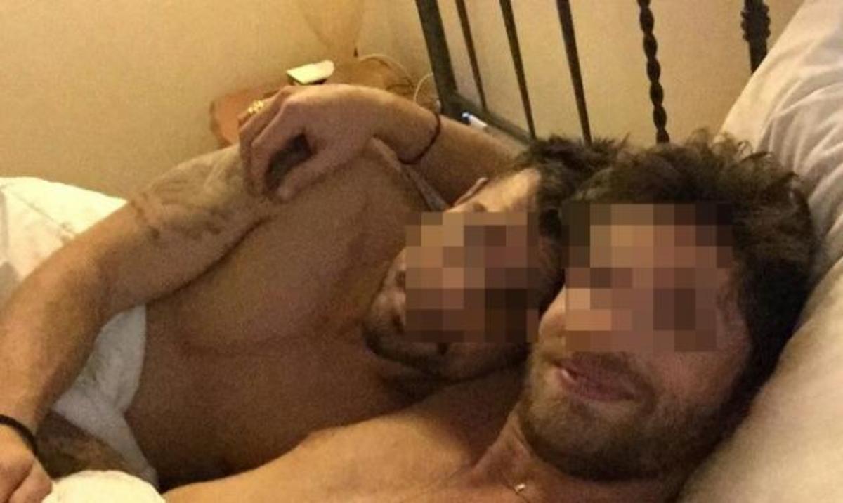 Έλληνες άνδρες παρουσιαστές ποζάρουν αγκαλιασμένοι και ημίγυμνοι στο κρεβάτι!