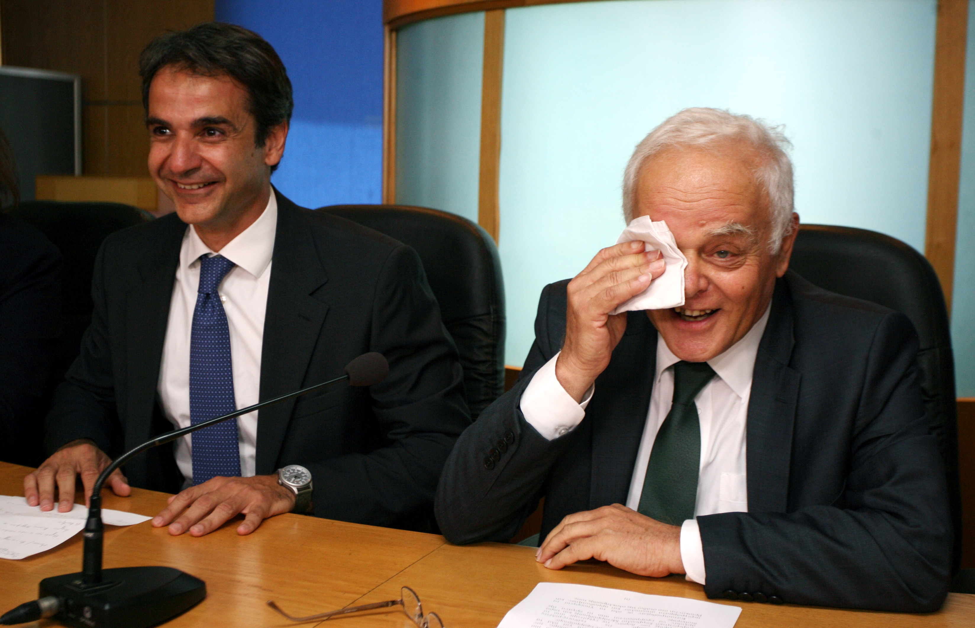 Μανιτάκης προς δημοσίους υπαλλήλους: Είστε αξιέπαινοι, σας ευχαριστώ!