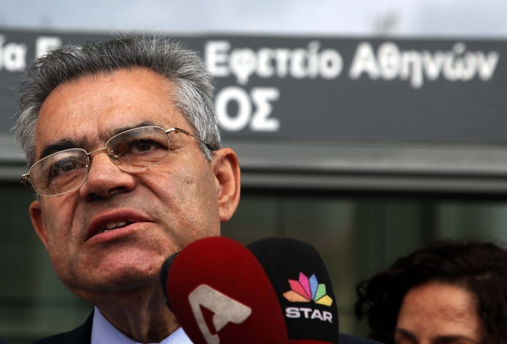 Ο Τάσος Μαντέλης φοβάται τα ισόβια και επιστρέφει το “δώρο” της Siemens – Πώς θα επιστραφούν τα 230.000 ευρώ
