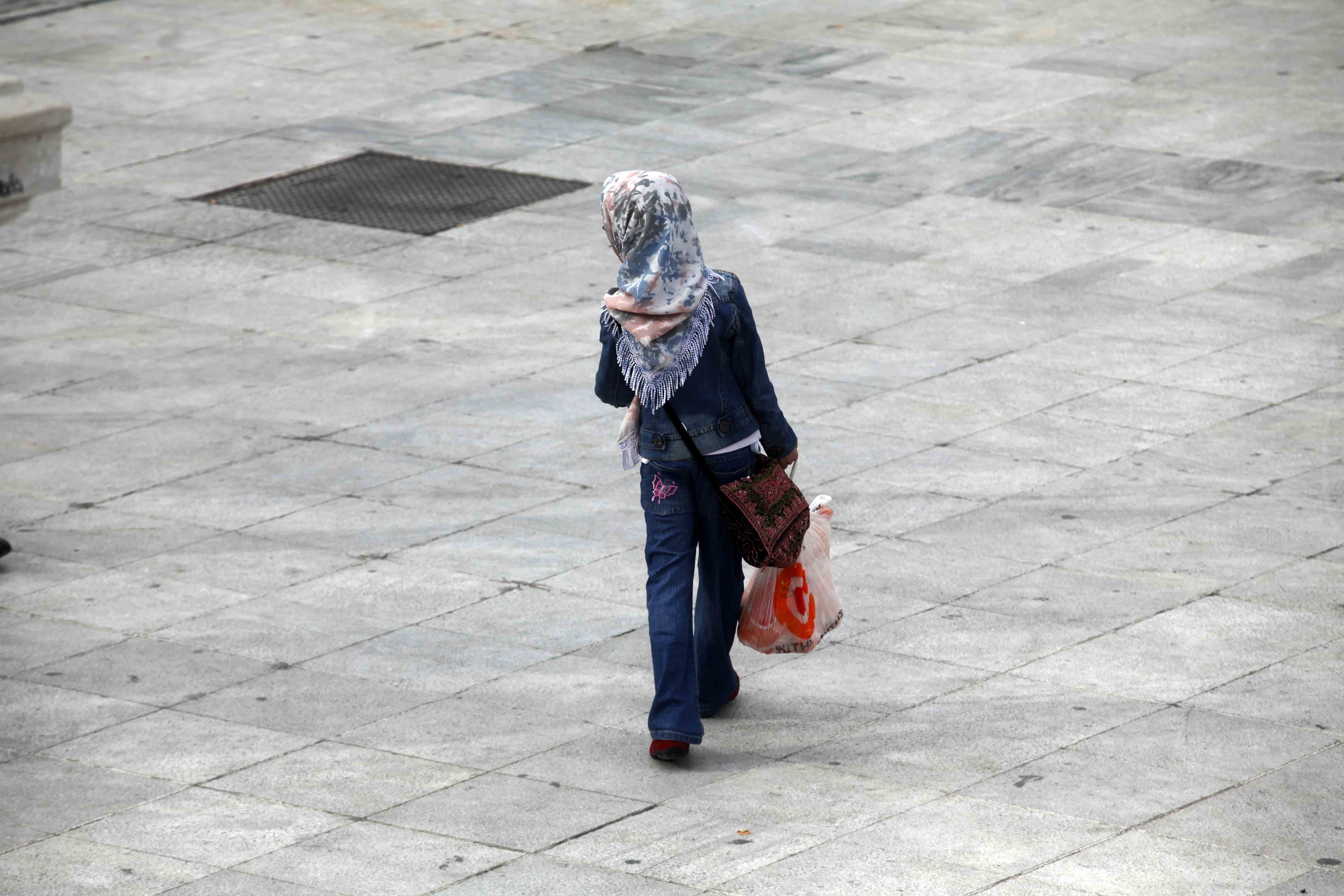 Σε απαγόρευση της μαντίλας σε όλους τους δημόσιους χώρους προχωρά το Βέλγιο