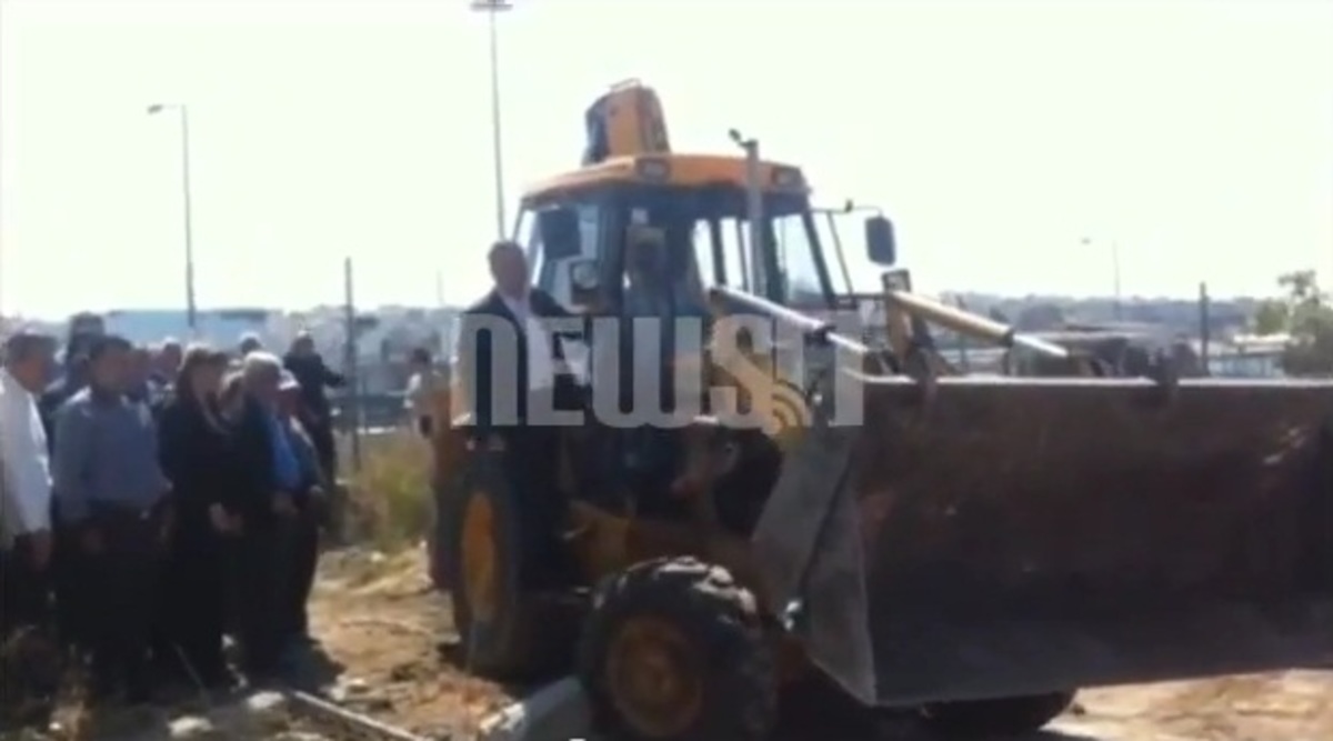 Δήμαρχος γκρεμίζει μάντρα…