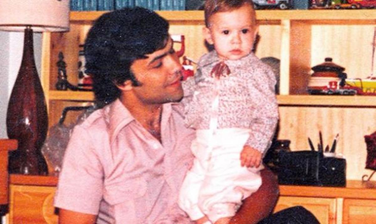 Μάντεψε ποιου διάσημου Έλληνα τραγουδιστή είναι πατέρας, ο άντρας της φωτογραφίας