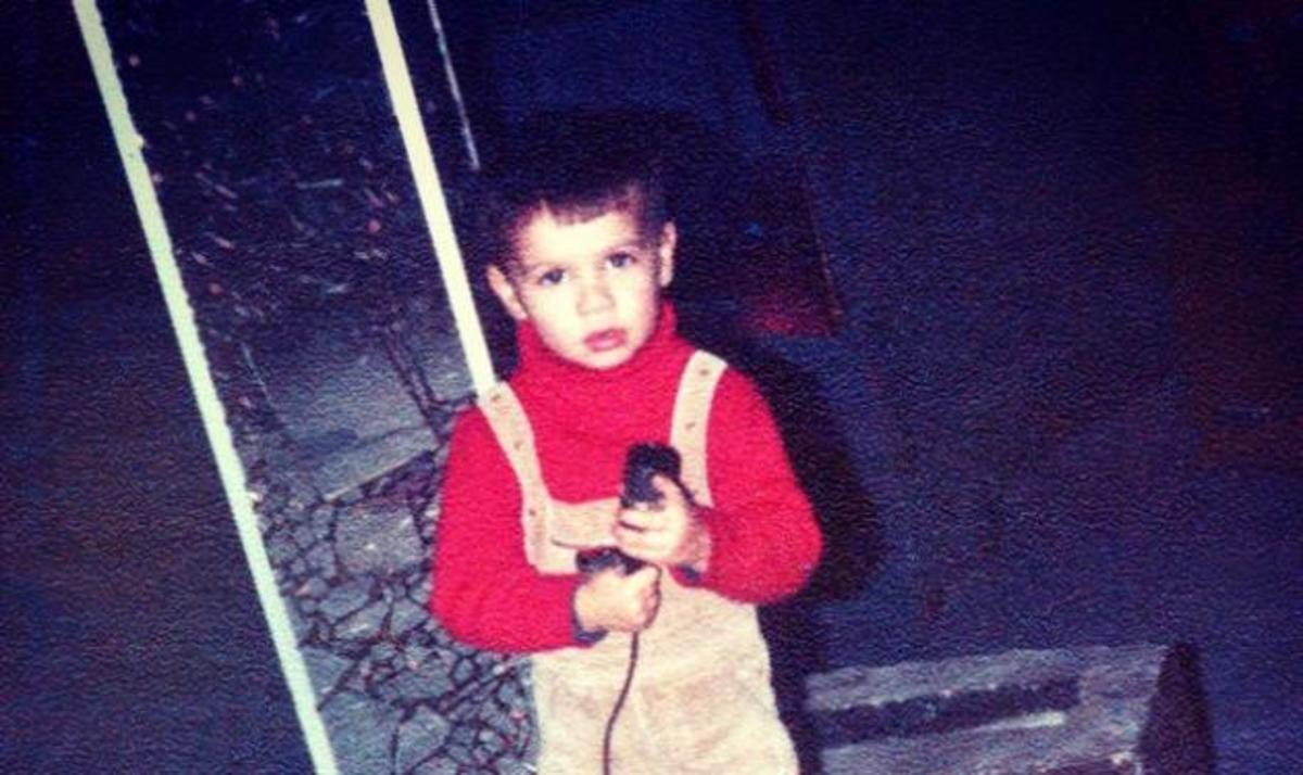 Αναγνωρίζεις τον γνωστό Έλληνα τραγουδιστή στο αγοράκι της φωτογραφίας;