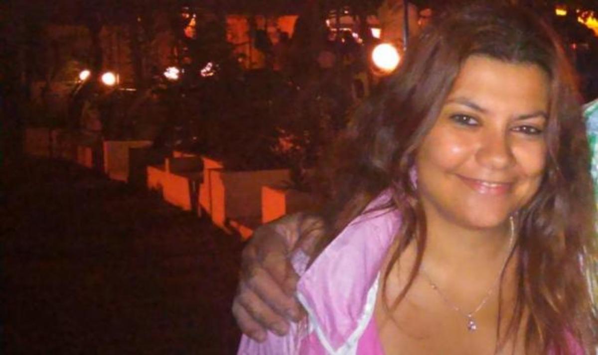 Ο αδερφός της είναι γνωστός τραγουδιστής και του μοιάζει πολύ!