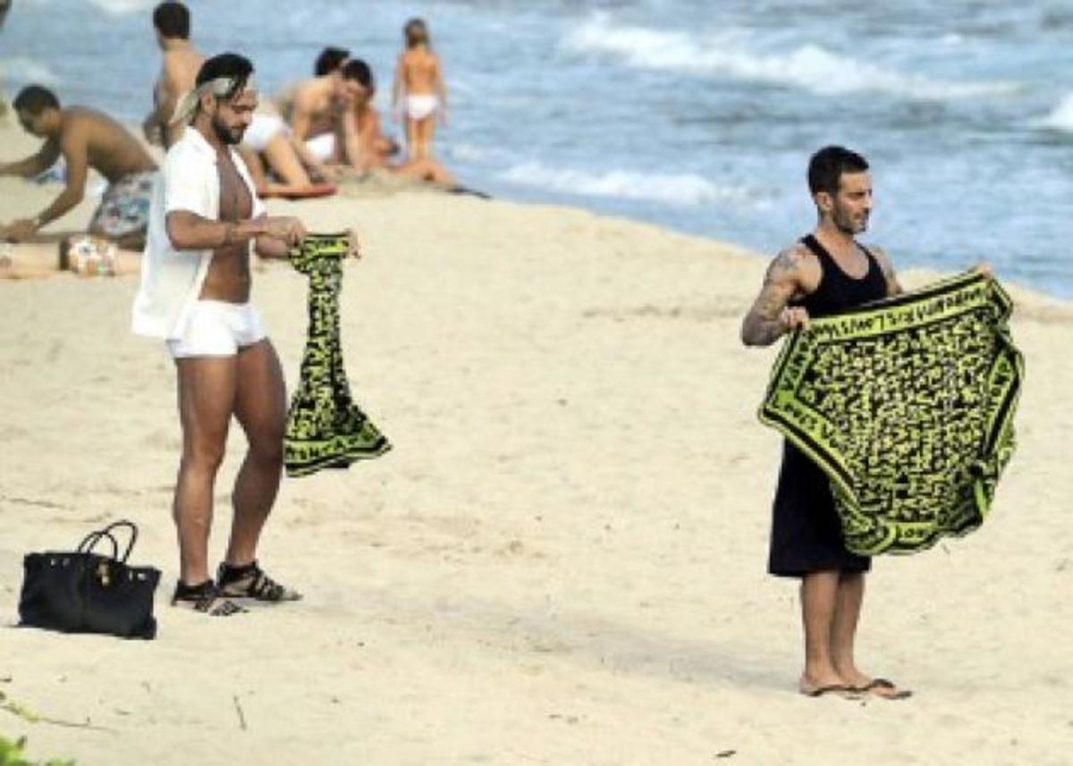 Με τι τσάντα και πετσέτα πήγε ο Μarc Jacobs στην παραλία;