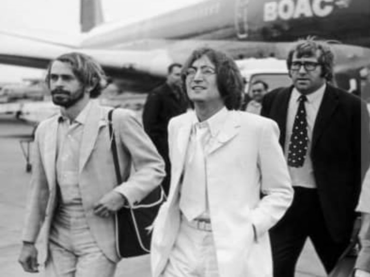 Ο Αλέξης Μάρδας με τον John Lennon / Φωτογραφία από beatlesbible.com