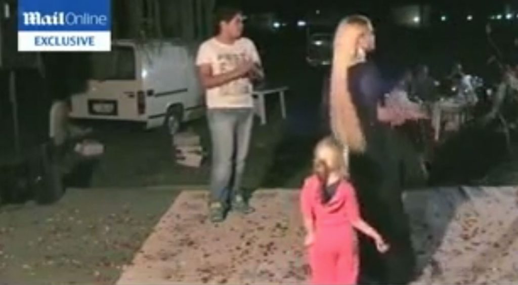 Video ντοκουμέντο με τη μικρή Μαρία σε γλέντι στον καταυλισμό των Φαρσάλων! – Daily Mail: Εκμεταλλεύονταν την αθωότητά της, την έβαζαν να ζητιανεύει