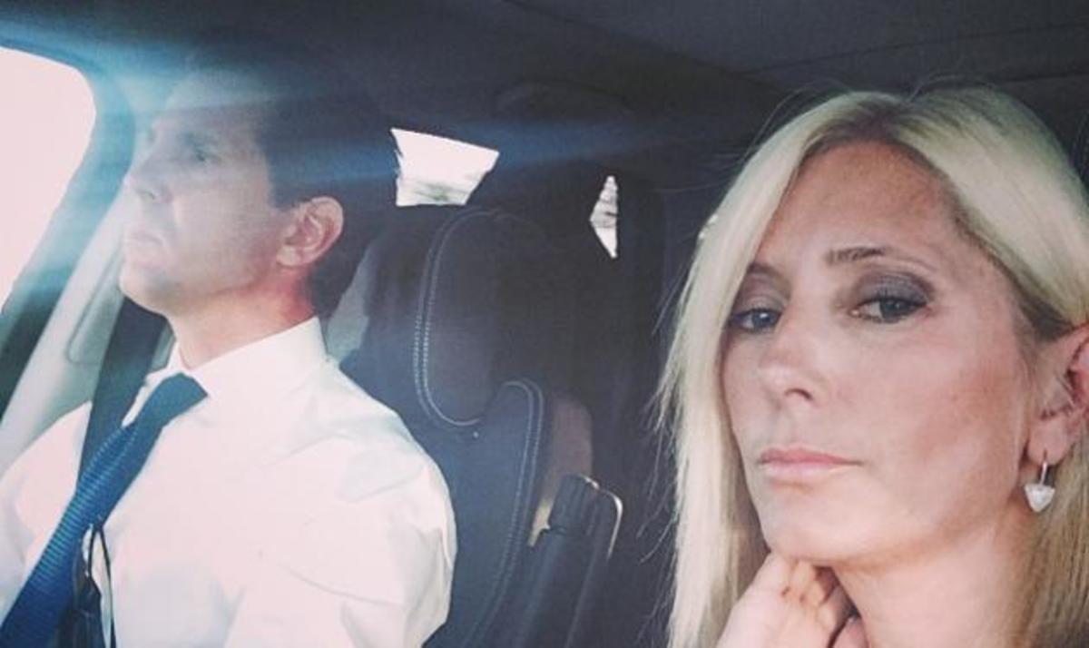 Δες τον γιο του τέως βασιλιά Κωνσταντίνου να παίζει ξυπόλυτος με τον γιο του!