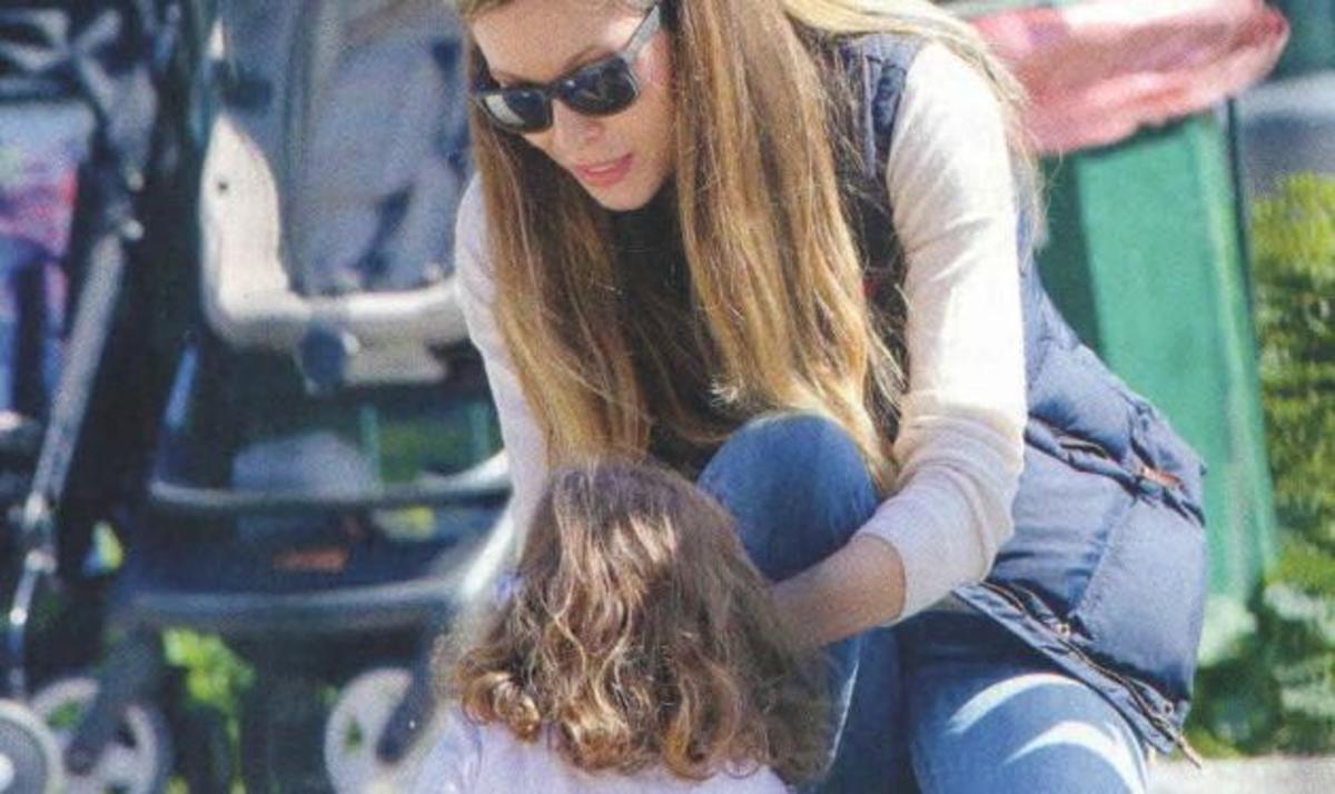 Μαριέττα Χρουσαλά: Έχασε τα κιλά της εγκυμοσύνης! Βόλτα στην παιδική χαρά με την κόρη της!