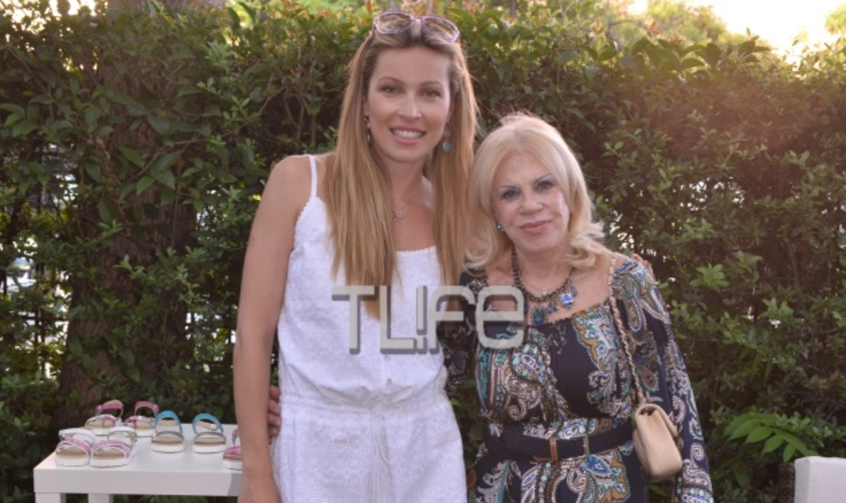 Μαριέττα Χρουσαλά: Ποζάρει αγκαλιά με την πεθερά της Μαριγώ Λαιμού Πατίτσα
