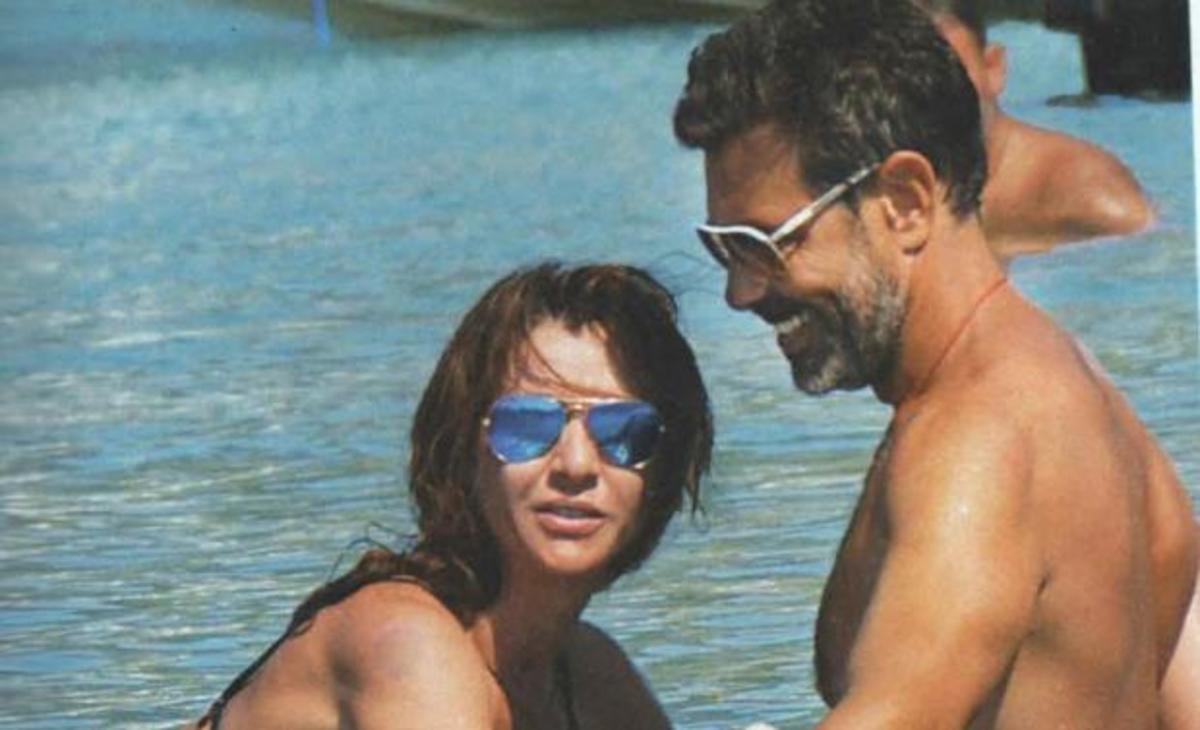 Ιωσήφ Μαρινάκης: Φιλιά στη θάλασσα με τη σέξι σύντροφο του